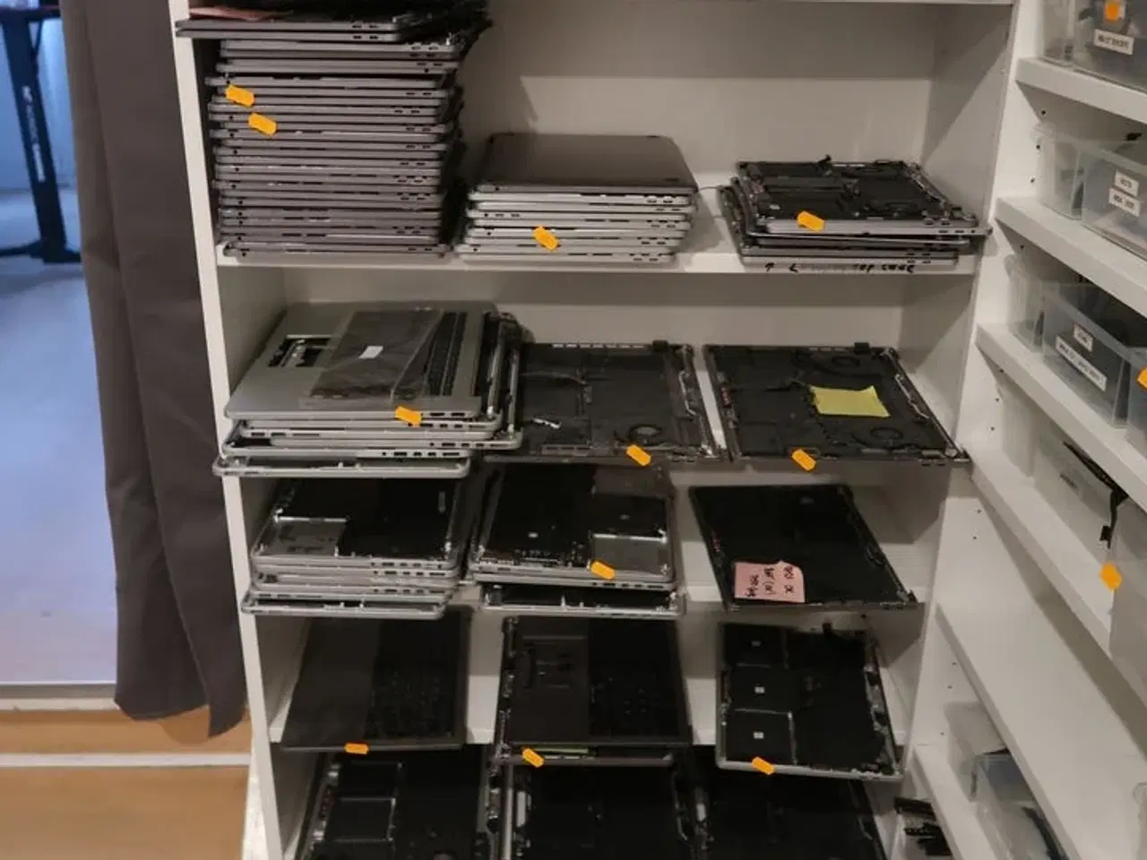 Billede 2 - Reol med MacBooks samt reservedele