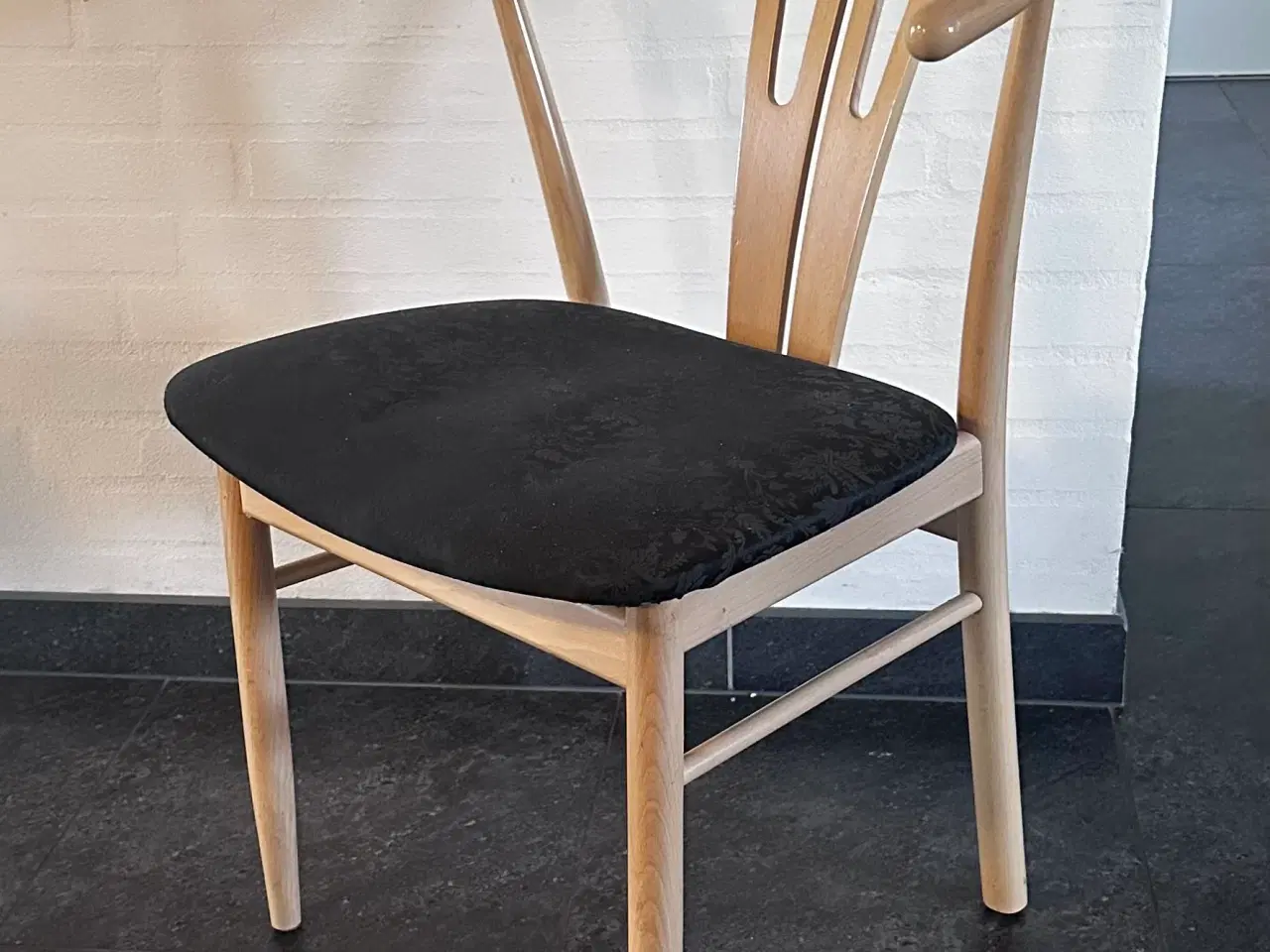Billede 1 - Spisebordstol i lakeret bøg købes