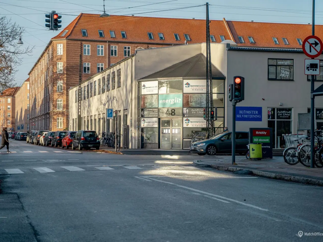 Billede 4 - Gennembelyst og højloftet kontor