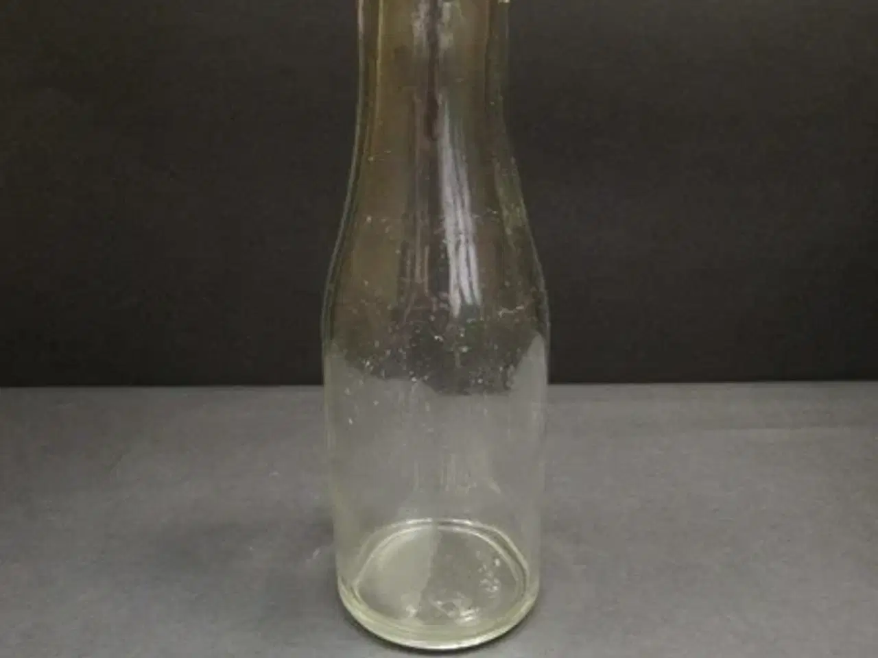 Billede 1 - Mælkeflaske Klar - Fællesflasken lavet fra 1930 - 1/4 L. - Med orginal kapsel - Uden skår.