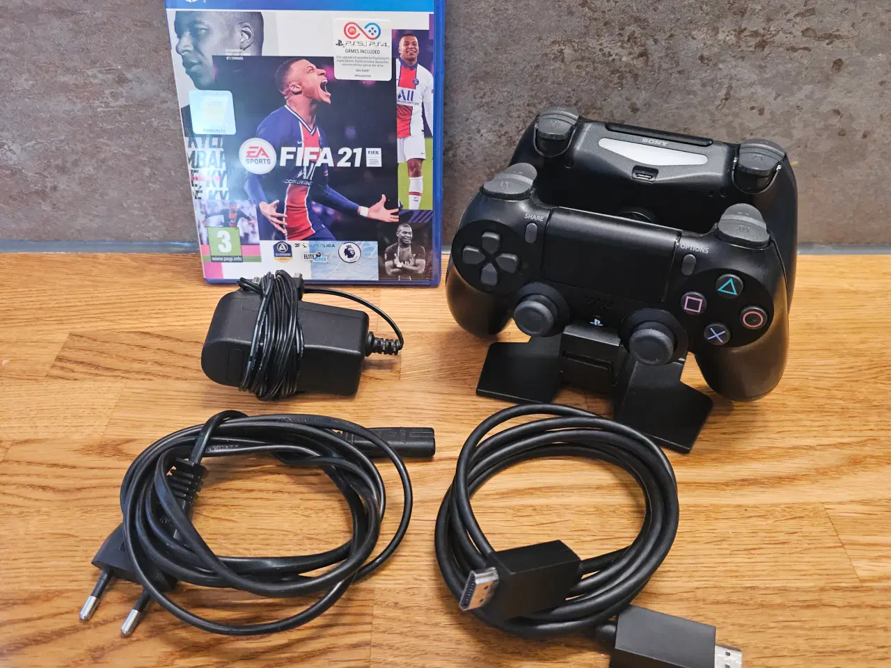 Billede 2 - PlayStation 4 500GB + FIFA 21 og 2 Controller