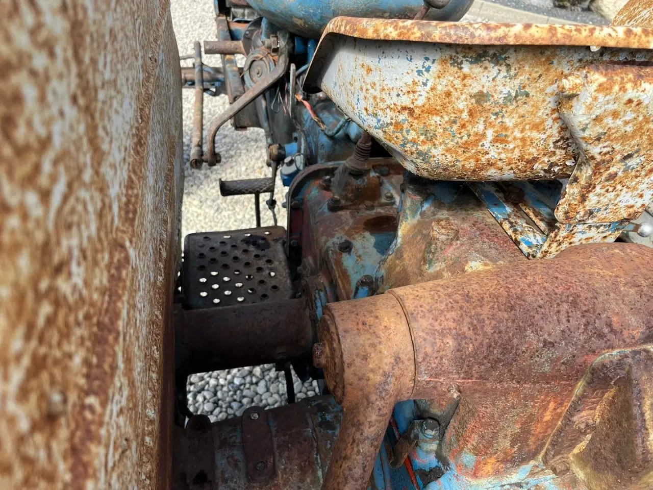 Billede 11 - Fordson Major Motoren mangler, men mange god dele.