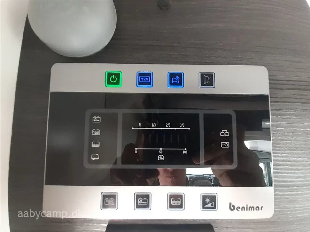 Billede 22 - 2022 - Benimar Mileo 261 NK   Automatgear. NK. pakke. varme på spildevands tanken. plisse i førehuset. solceller. lithium batterier. maxfann. clesana toilet. kompressor køleskab.