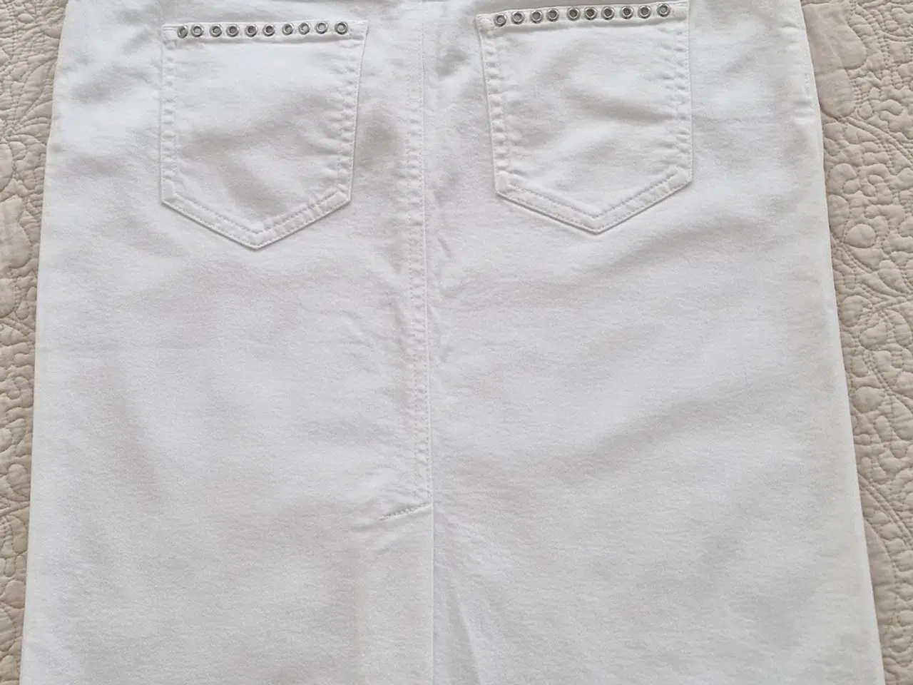 Billede 2 - Nederdel hvid canvas/stretch mrk Gerard Darel 