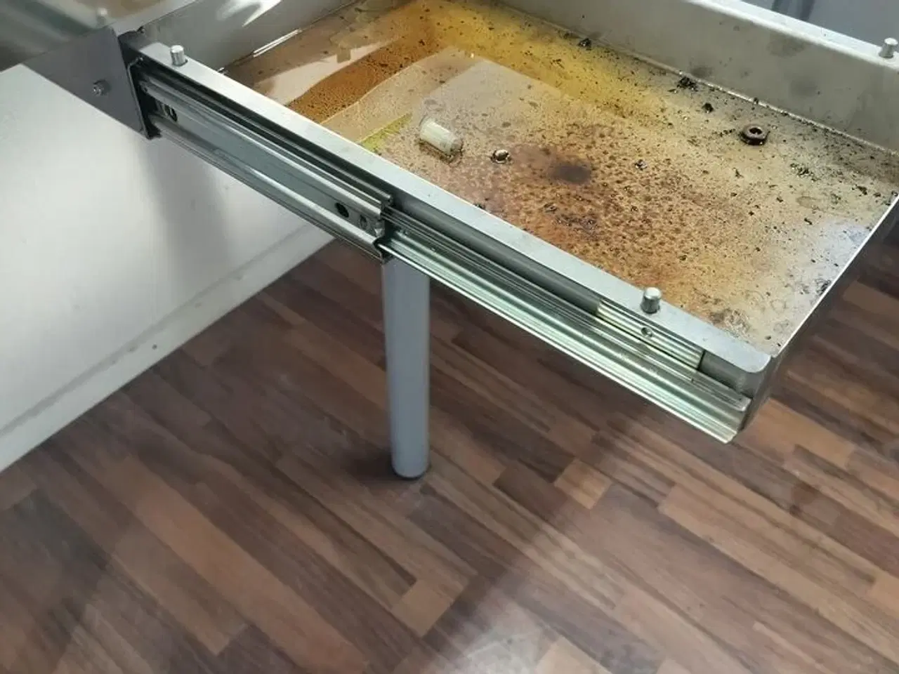 Billede 2 - 2 stk. Udtræksskuffer til montering under  filebænk med løse  spild/opsamlingsbakker rustfri stål