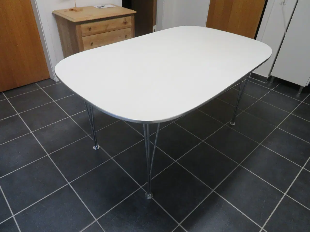 Billede 4 - Hvidt spisebord med stålben