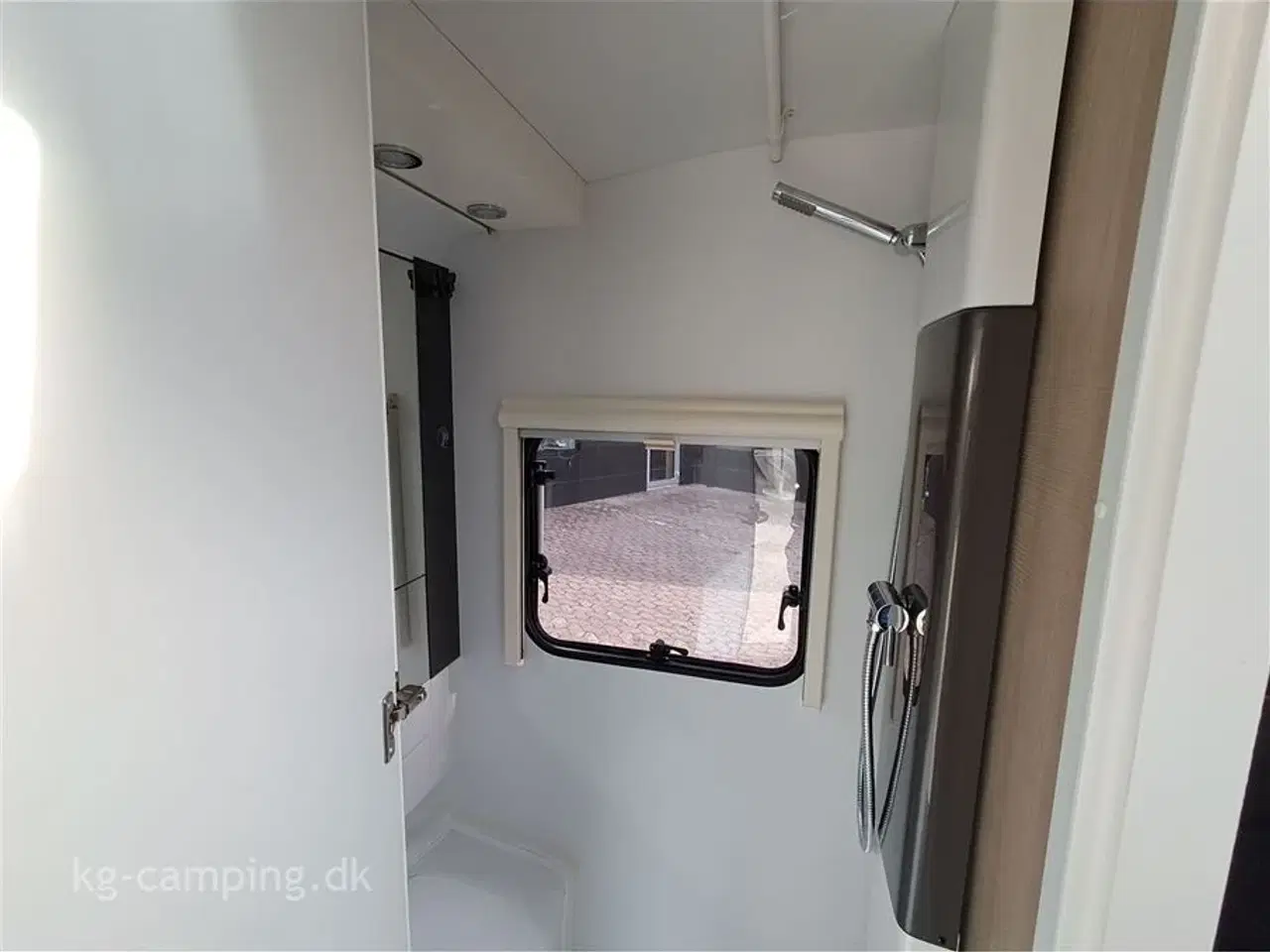 Billede 11 - 2022 - Adria Action 391 LH   Lille let rejse vogn med mover og solsejl. Står yderst velholdt. Alle service overholdt.