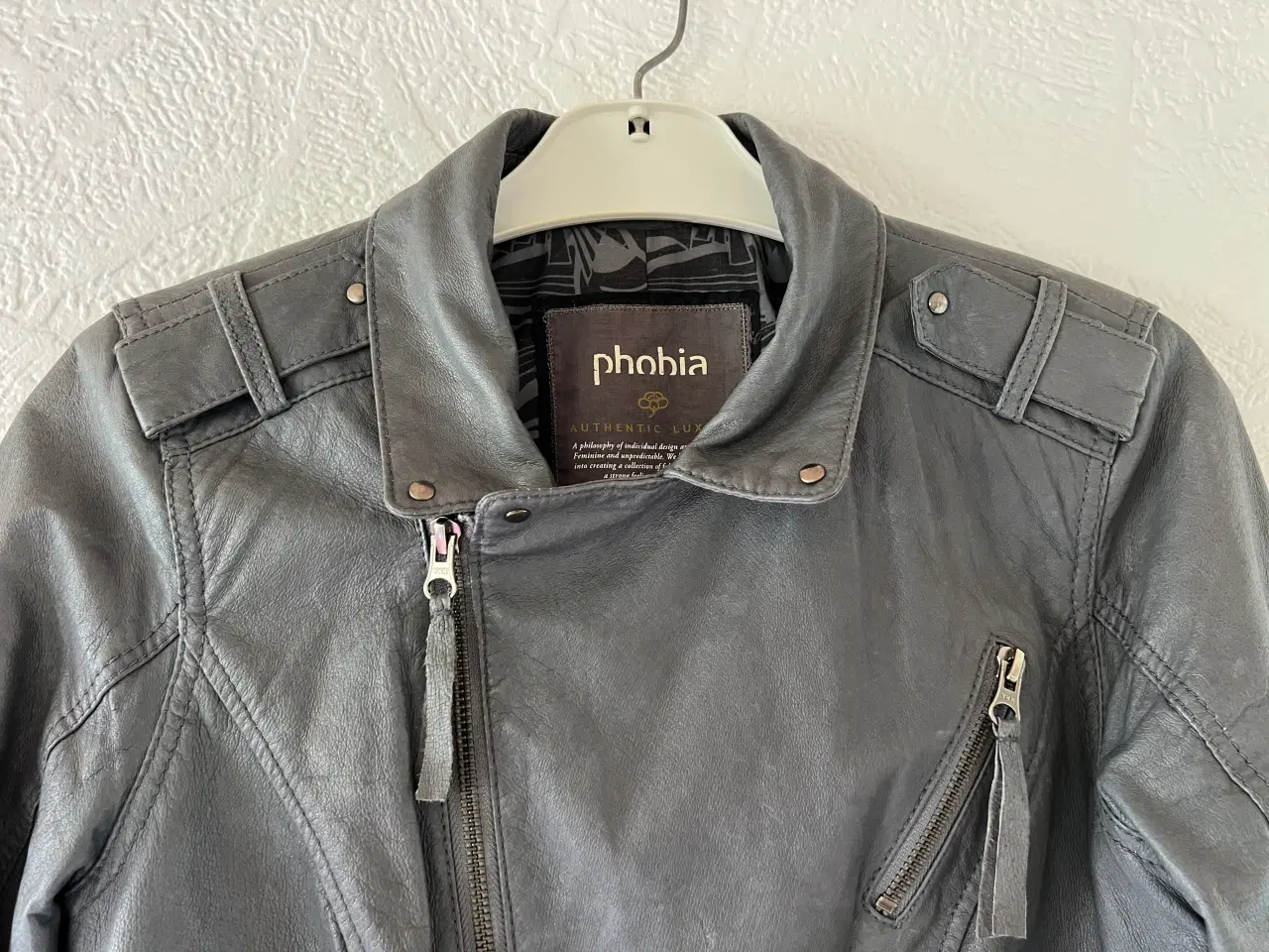 Billede 8 - Grå Skindjakke fra Phobia. (Str. 36)