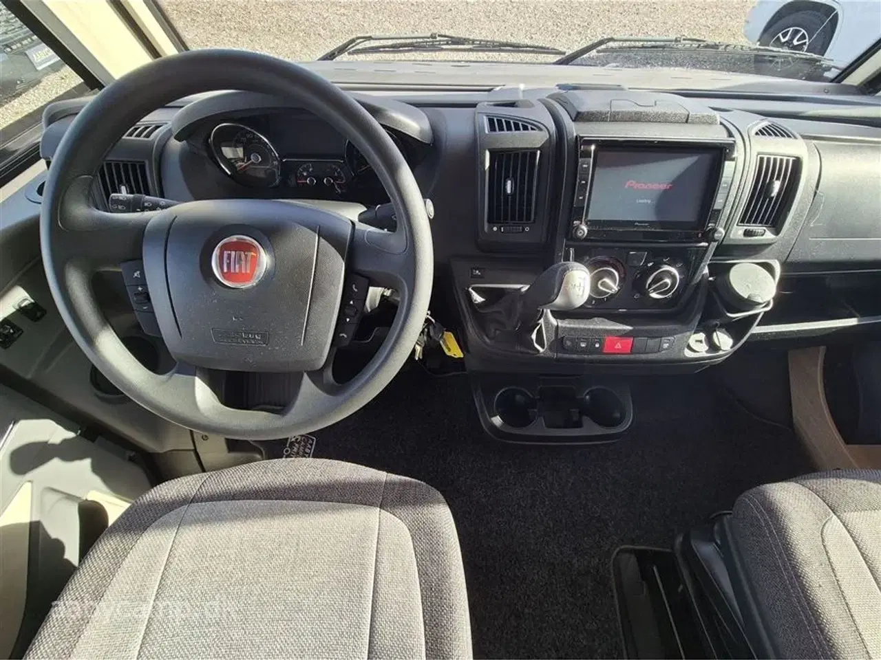 Billede 6 - 2019 - Knaus Sky I 700 LEG   Automatgear. markise. solceller. batterier. Elektrisk  indgangstrin. TV.  Egoist model Uden sænkeseng i forenden!!  Bemærk 3850 Kg. total.