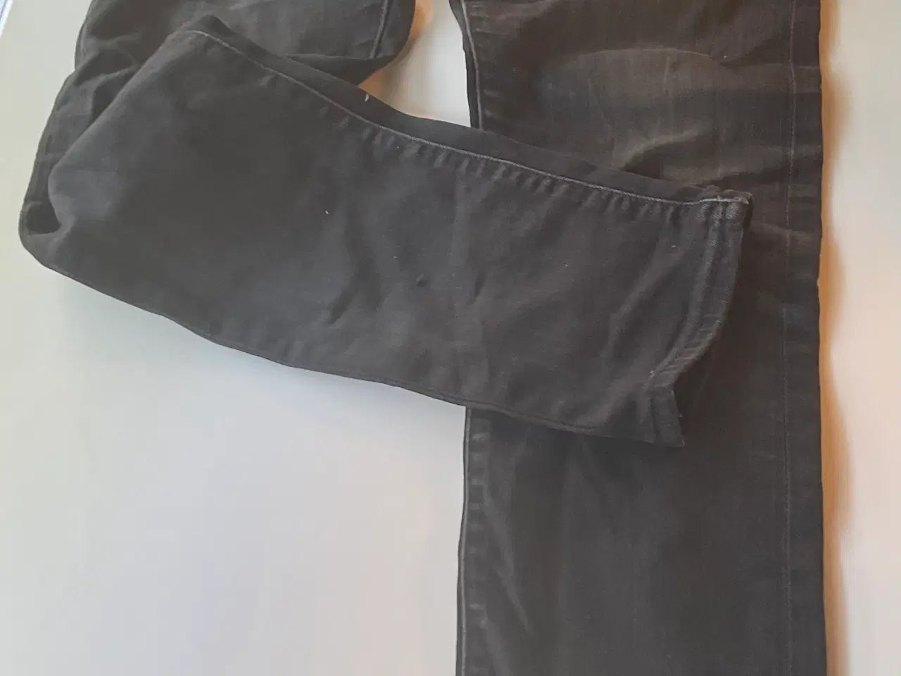 Billede 3 - Slidte sorte Levi’s