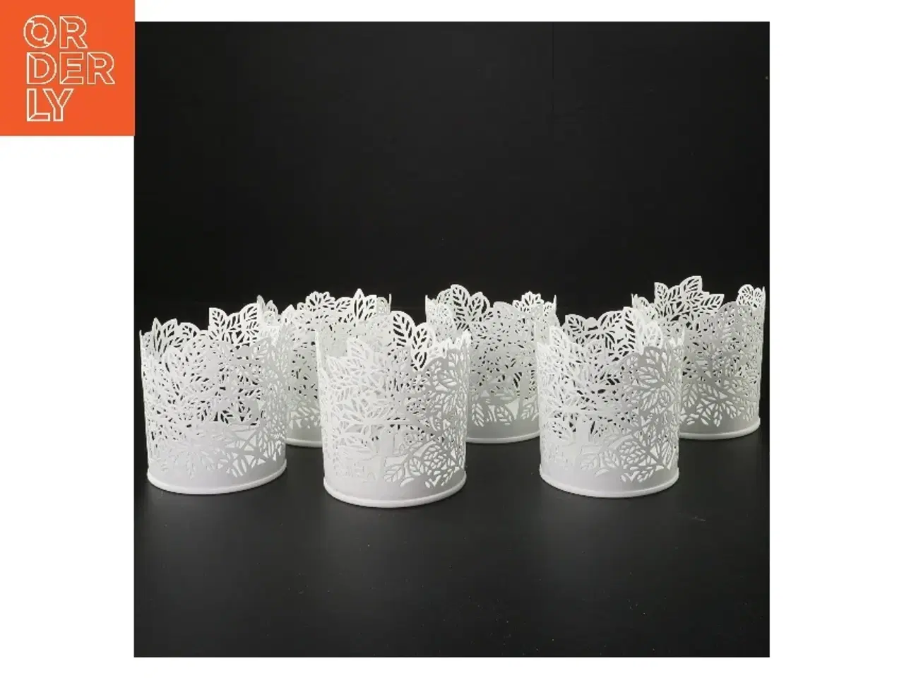 Billede 1 - Hvide lysholdere med bladmønster fra IKEA (str. Ø 8x8,5 cm)