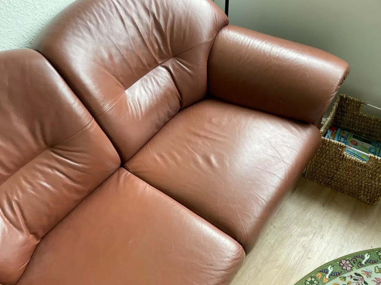 Billede 2 - To personers sofa i cognac farvet læder 