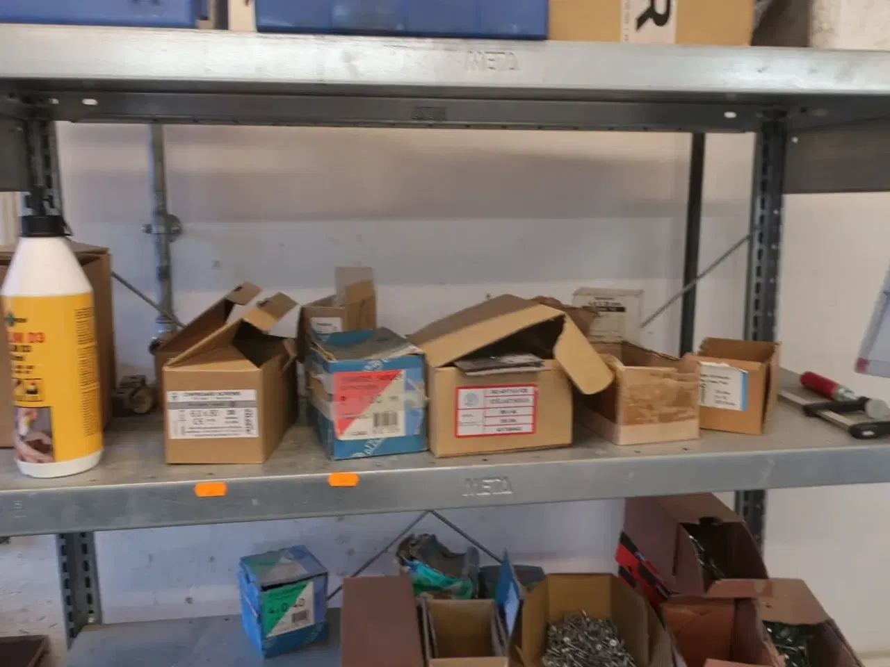 Billede 4 - Reol med div. Skruer m.m.