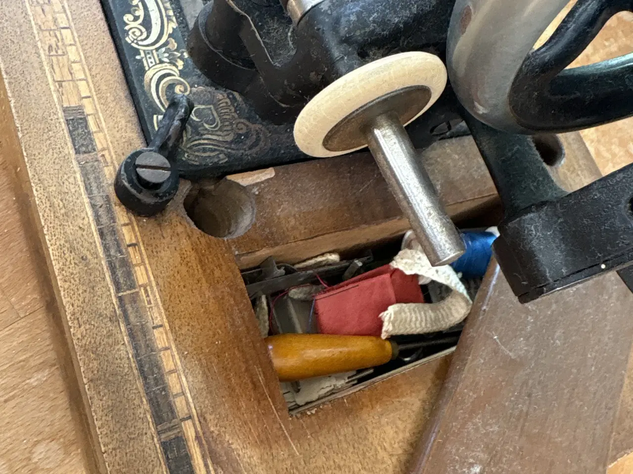 Billede 2 - Symaskine til sybord