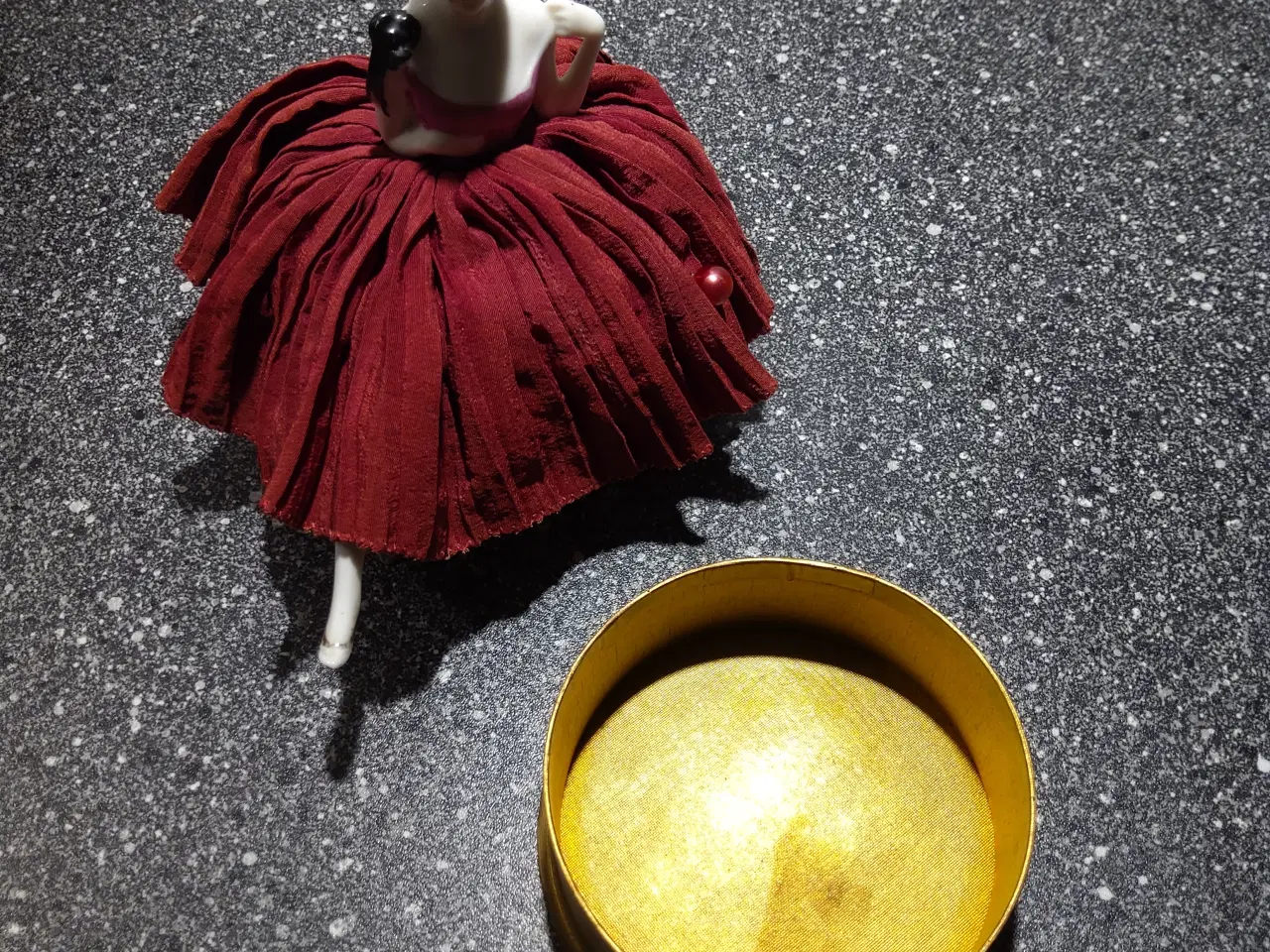 Billede 1 - Porcelænshalvdukker  høj ca 13cm.