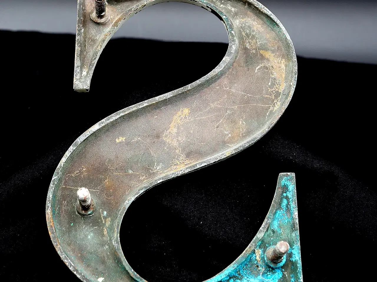 Billede 4 - Messing facadebogstav “S” – rå patina
