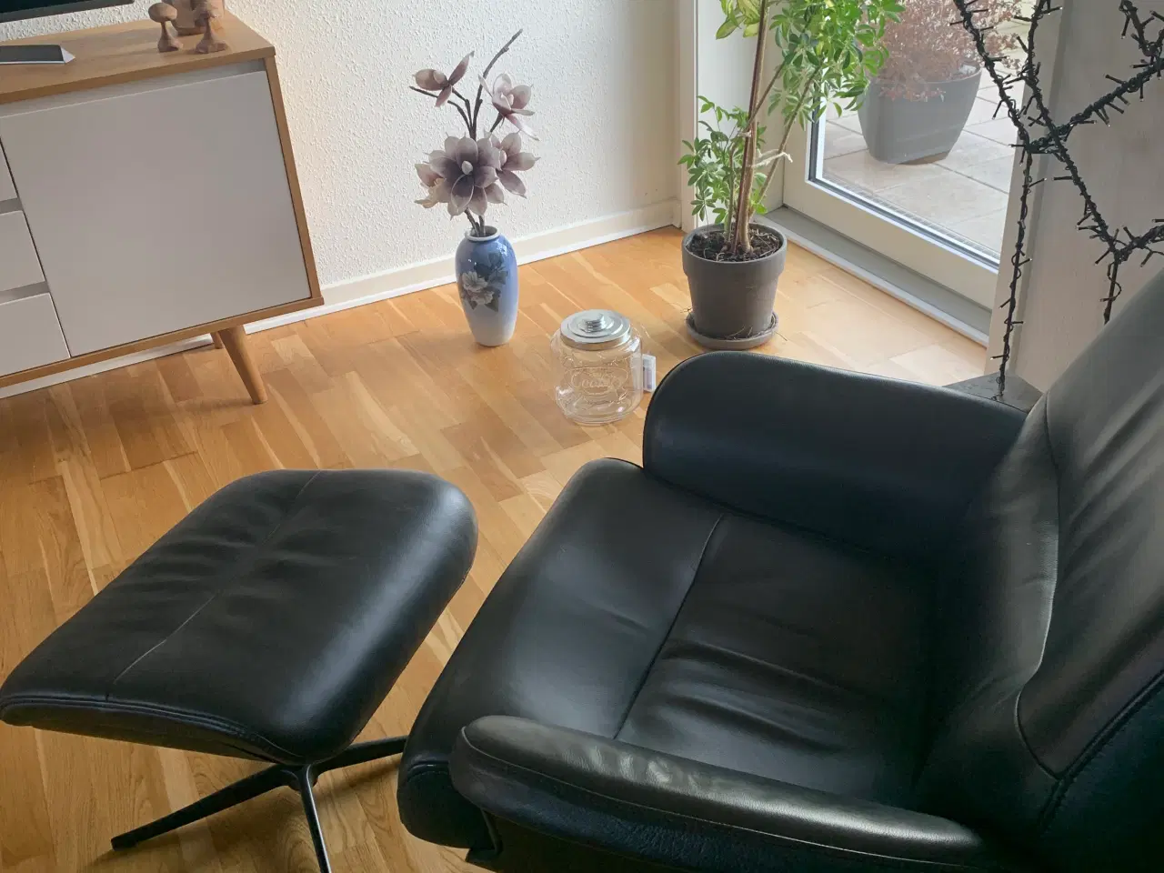 Billede 3 - Sort lænestol med skammel, 2 stk.