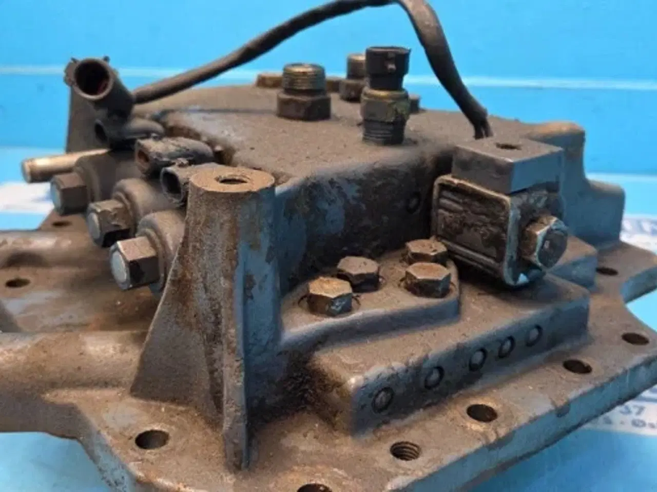 Billede 11 - Ford 8340 Dæksel F3NN7Z479