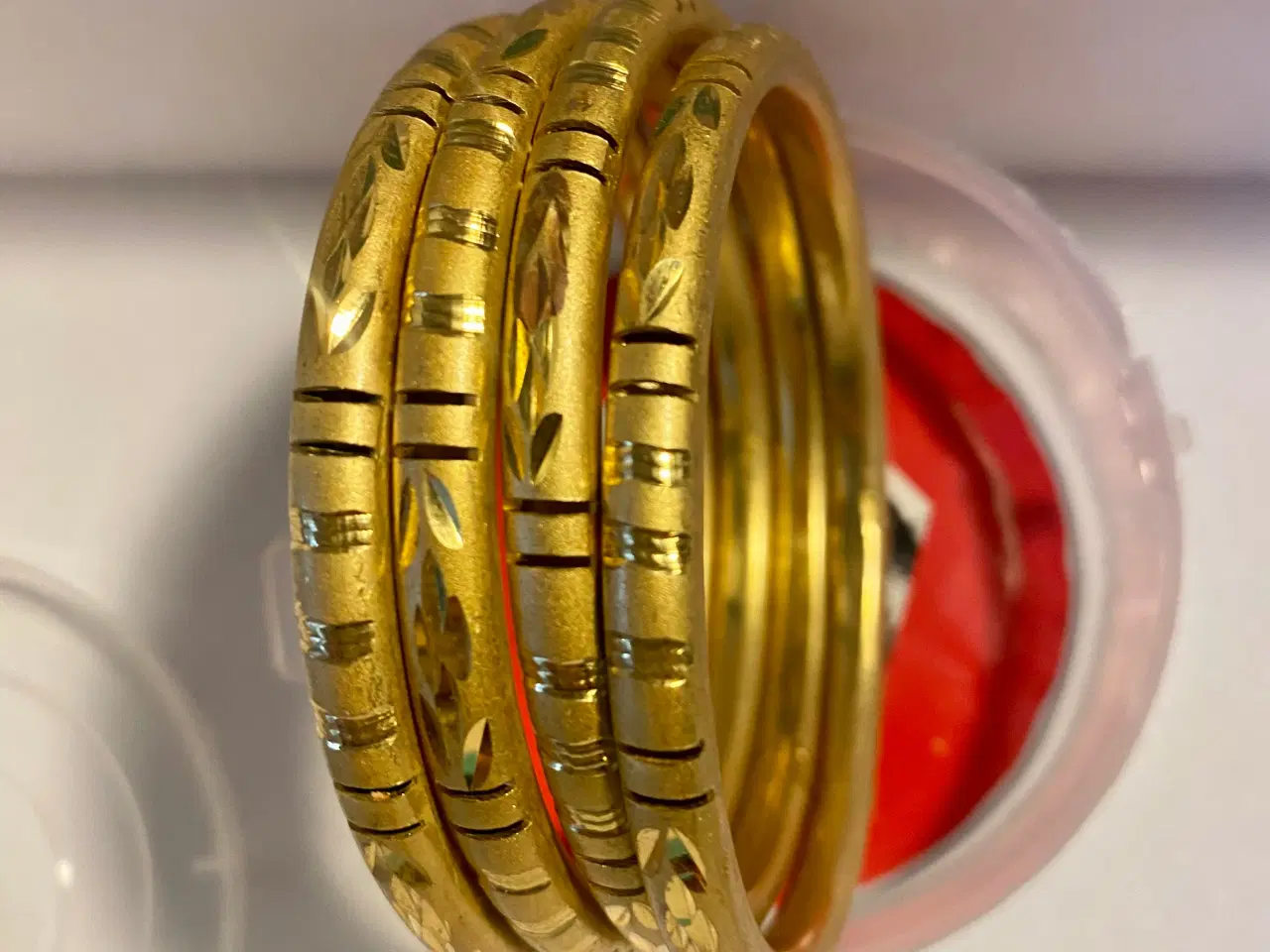 Billede 1 - Guldfarvet armbånd til salg