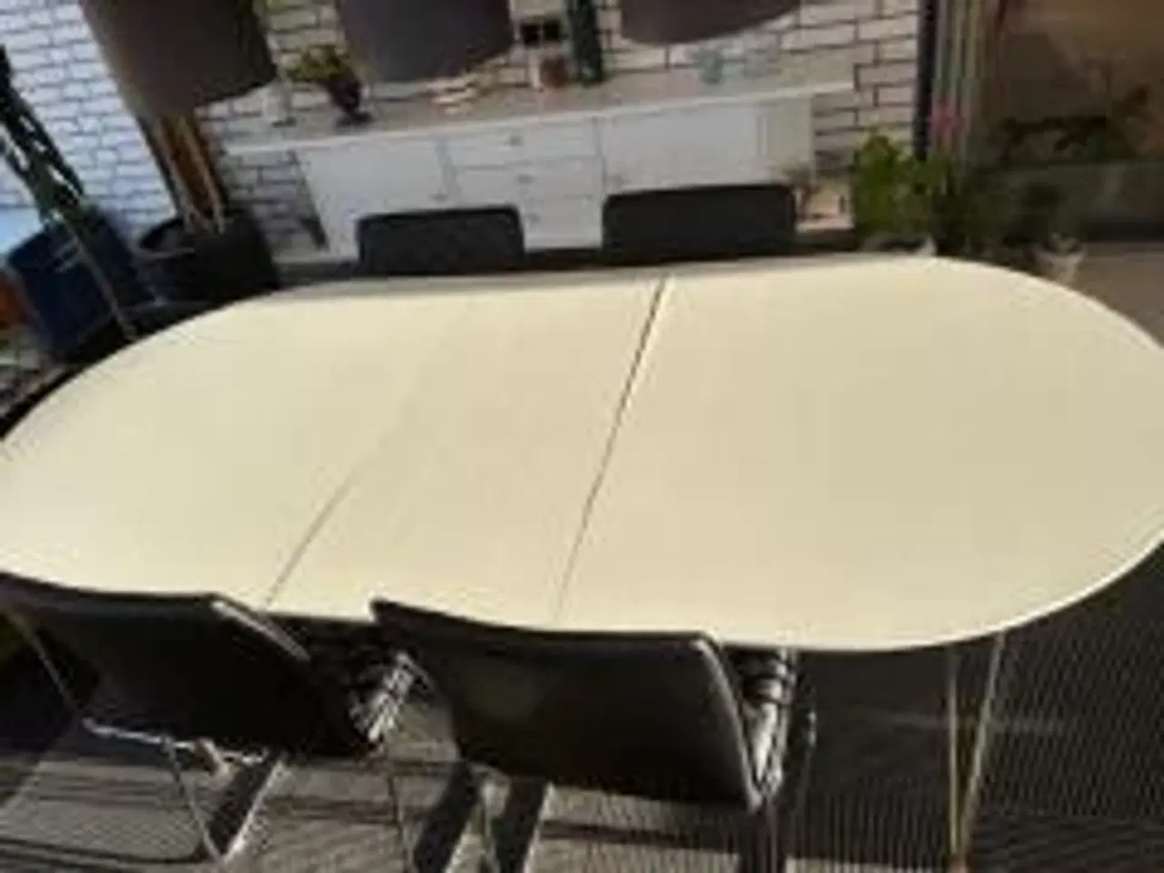 Billede 1 - Spisebord, hvid laminat m/kant