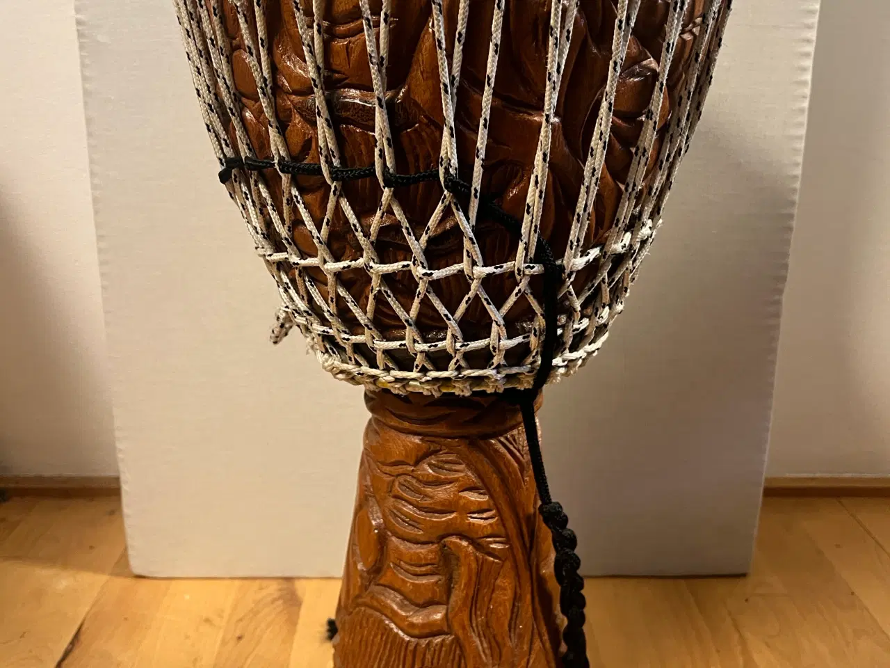 Billede 2 - Smuk djembe, håndskåret i ét stykke træ