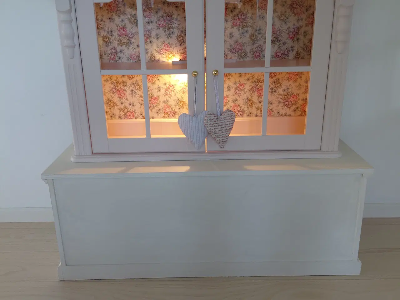 Billede 4 - Sød hængevitrine