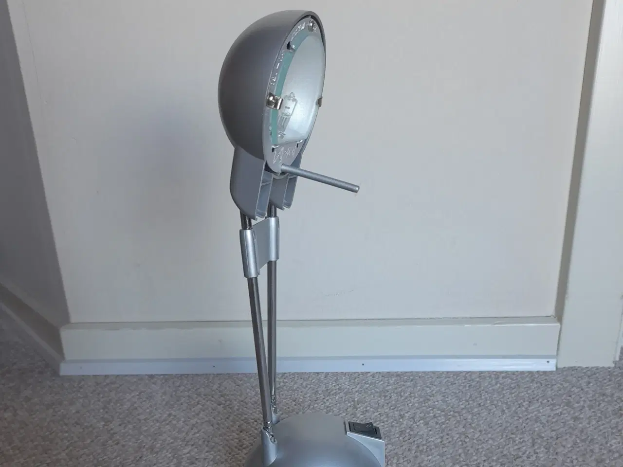 Billede 2 - Skrivebordslampe, sølvfarvet med teleskopfunktion