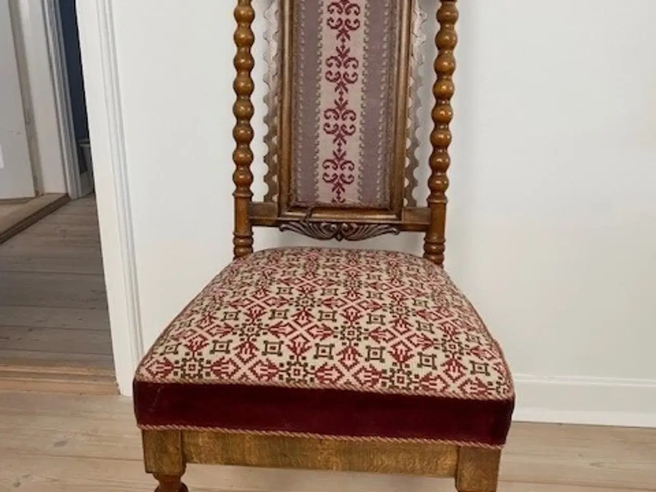 Billede 1 - Velholdt antik spisestuestol