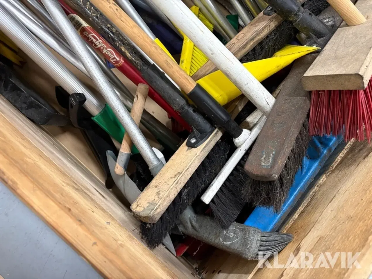 Billede 6 - Lot med have-/rengøringsredskaber og sten - 2 paller