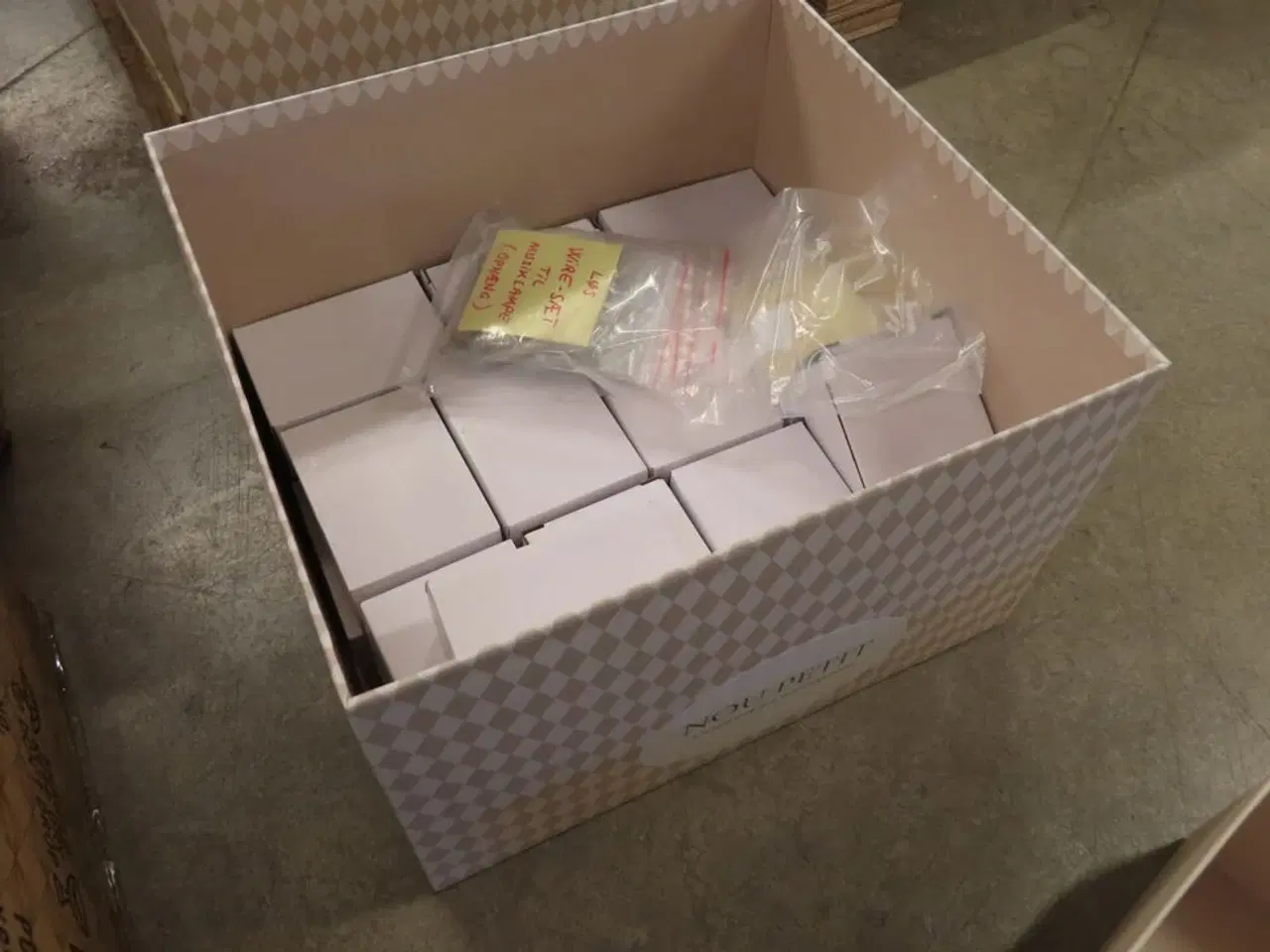 Billede 4 - 2 kasse med oplader