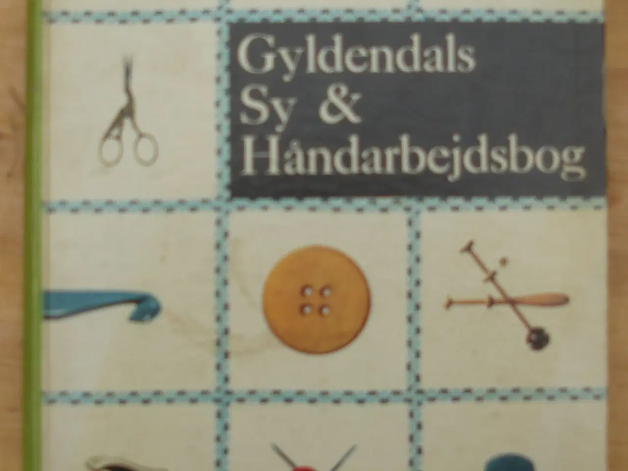 Billede 1 - Gyldendals Sy & Håndarbejdsbog