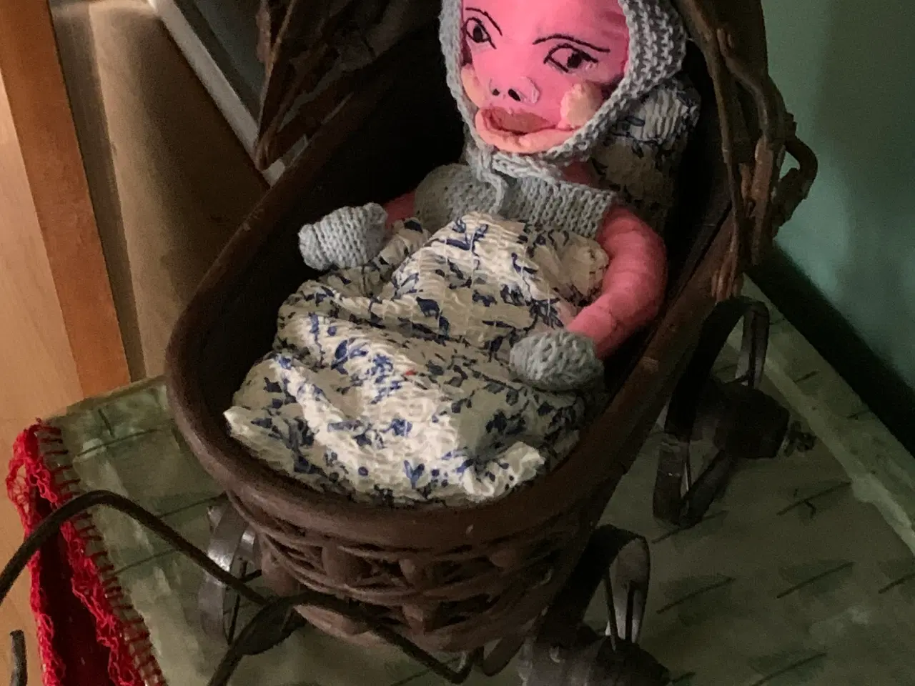 Billede 1 - Hjemmelavet babydukke Simon, i gammeldags dukkevog