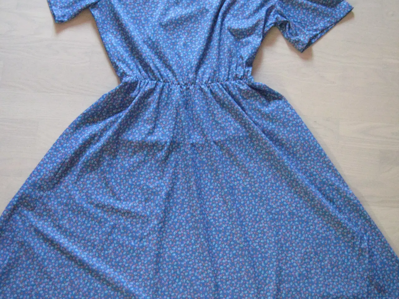 Billede 1 - Kortærmet blå kjole med blomstermotiv