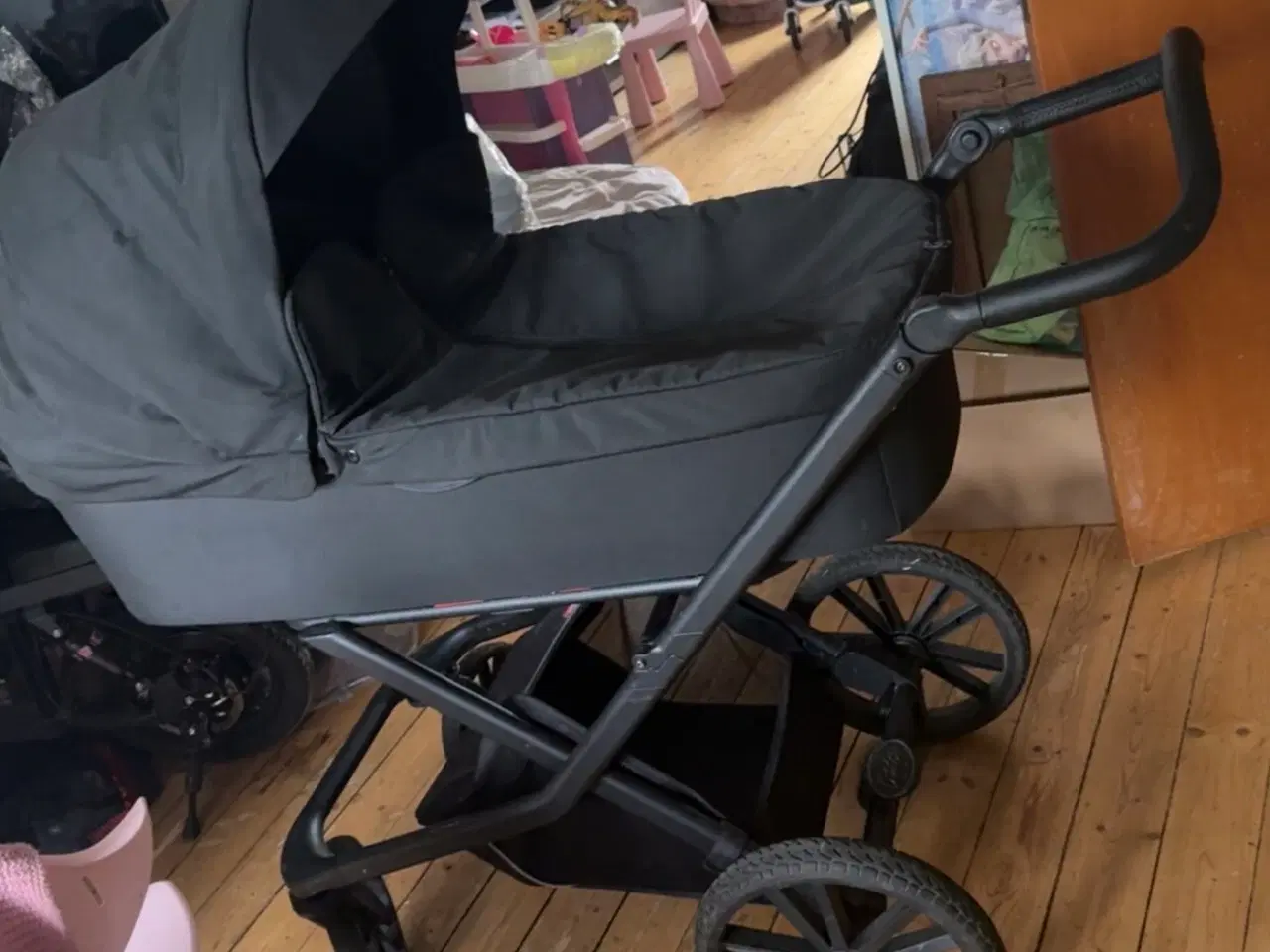 Billede 1 - Odder saga barnevogn 