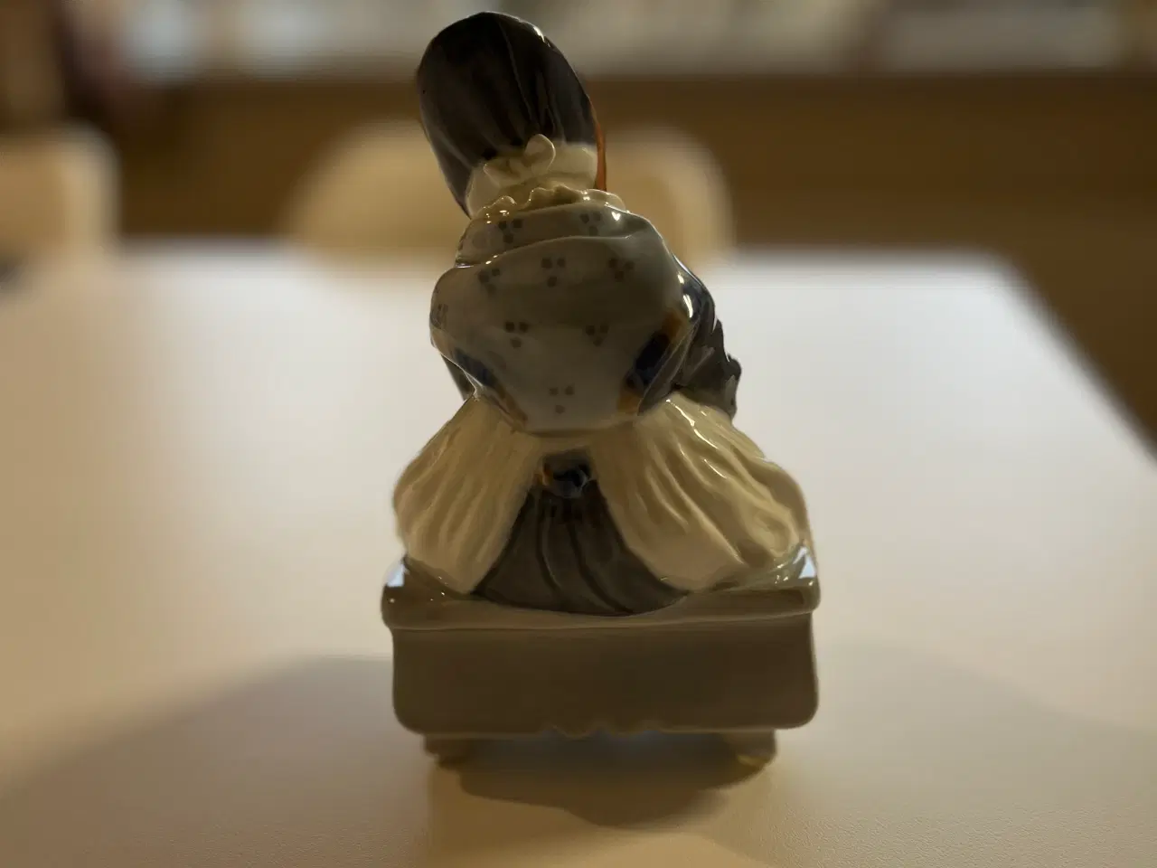 Billede 2 - Amagerpige siddende med strikketøj