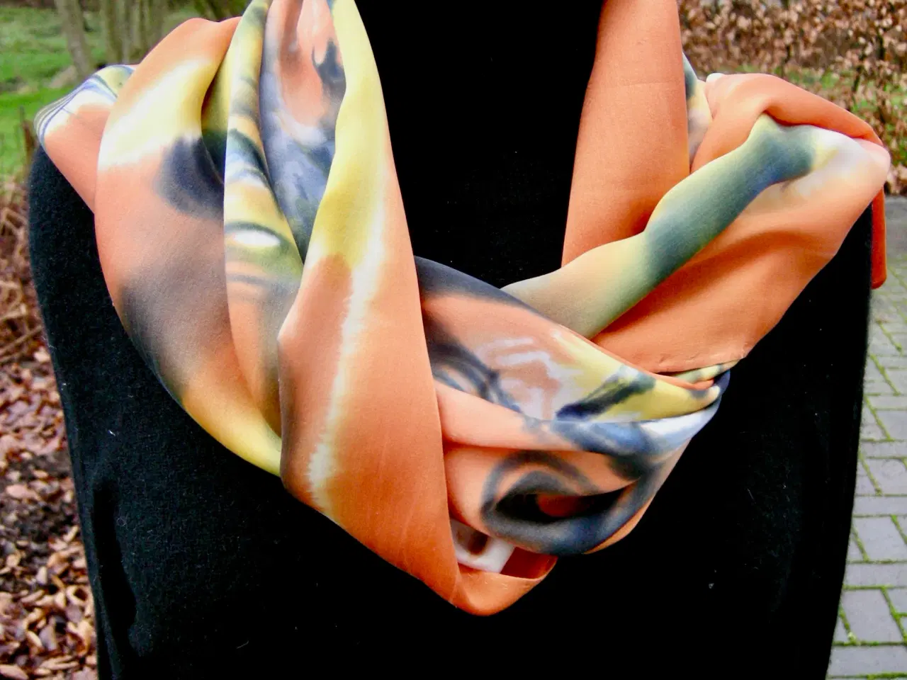 Billede 1 - Håndmalet satin tørklæde 100% ren silke, 45x180 cm