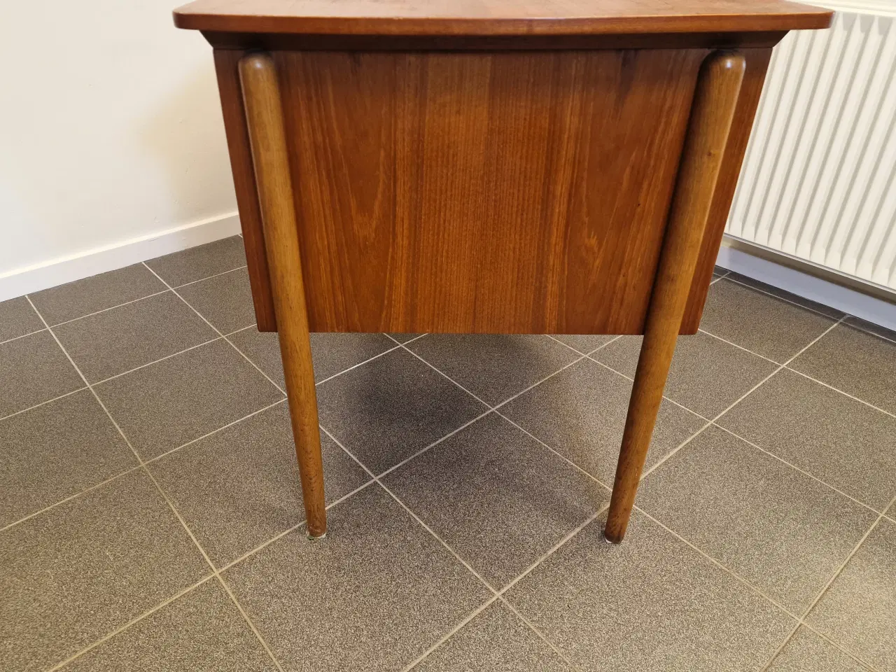 Billede 3 - Stilrent fritstående skrivebord af teak finer.