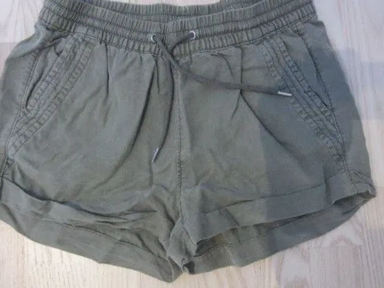Billede 1 - Str. 34, næsten nye armygrønne shorts