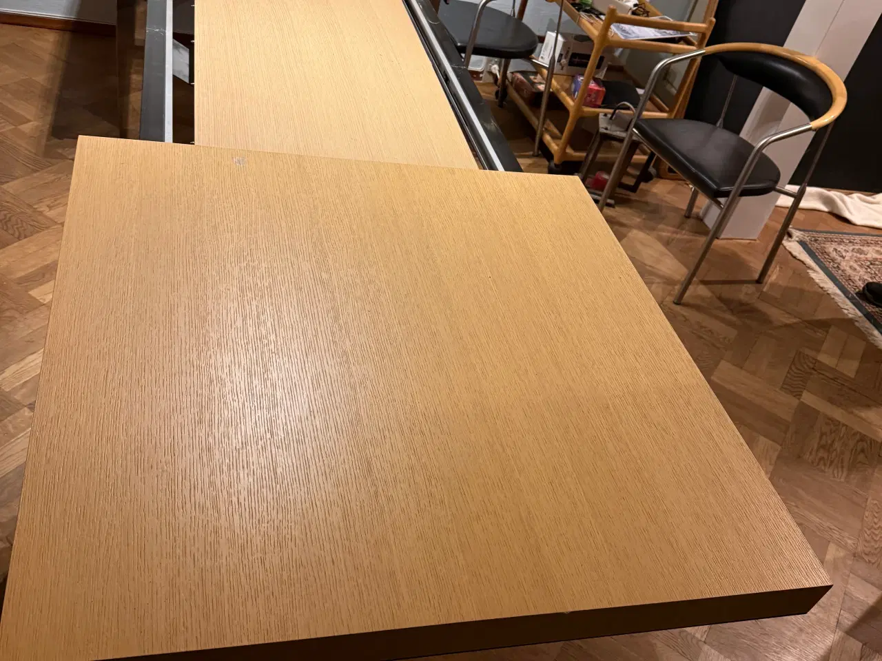 Billede 3 - Virkelig fedt solidt bord med udtræk Gives væk