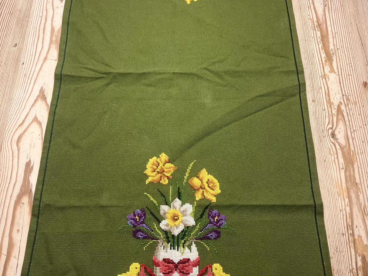 Billede 2 - Broderet påskeløber i mørkegrøn