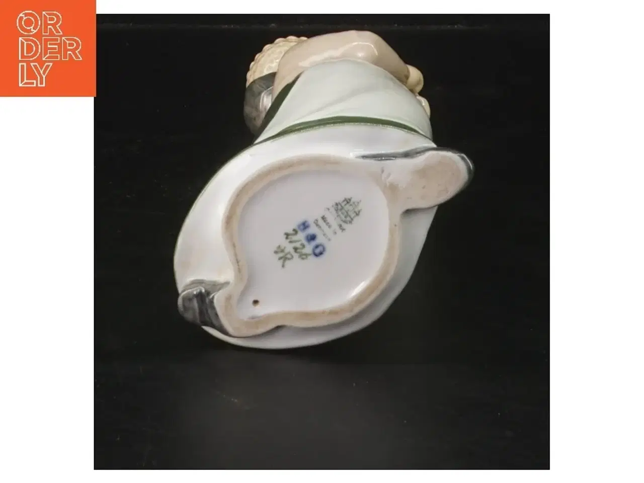 Billede 2 - Porcelænsfigur af kvinde med kurv fra Bing Og Grøndal (str. 22 cm)