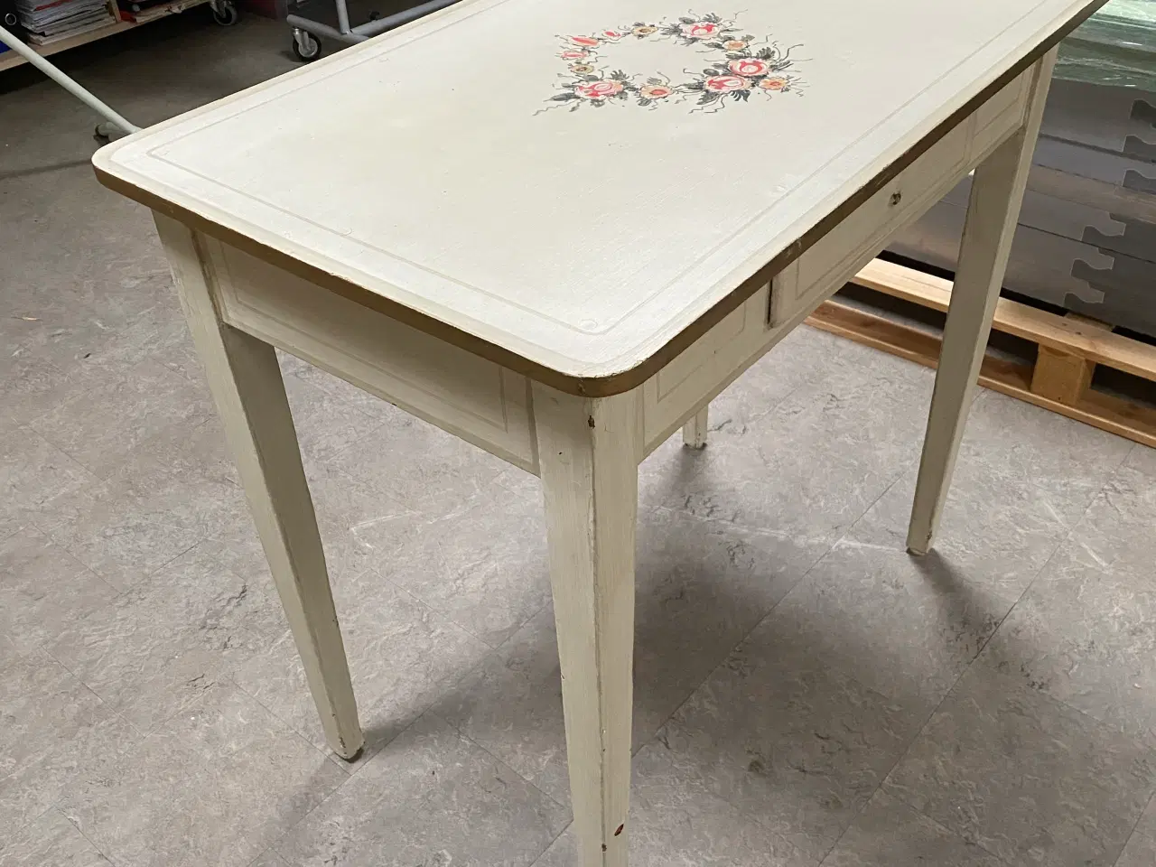 Billede 1 - Almuemalet bord cremehvidt