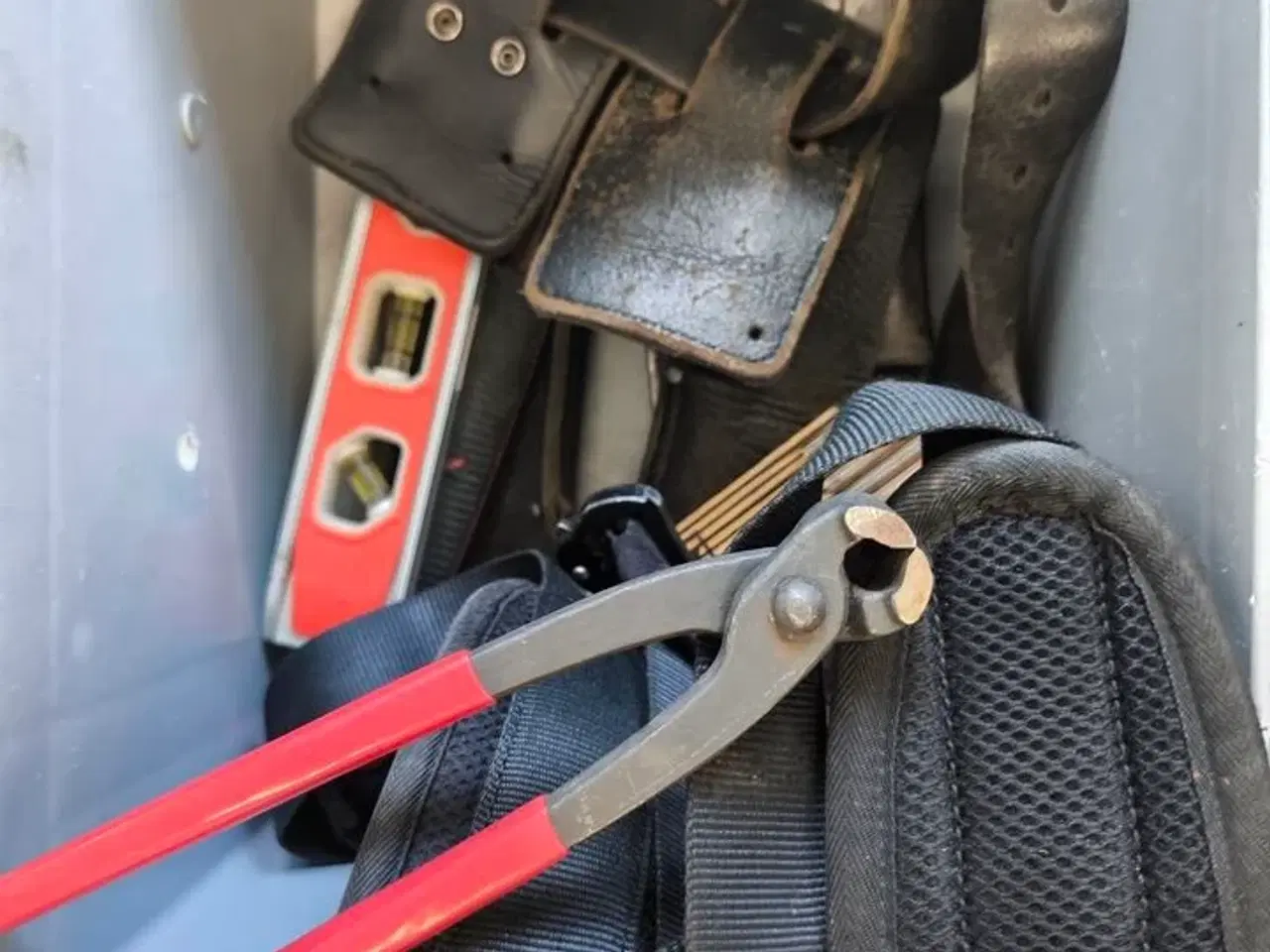 Billede 2 - Kasse m. sikringsgrej samt div.