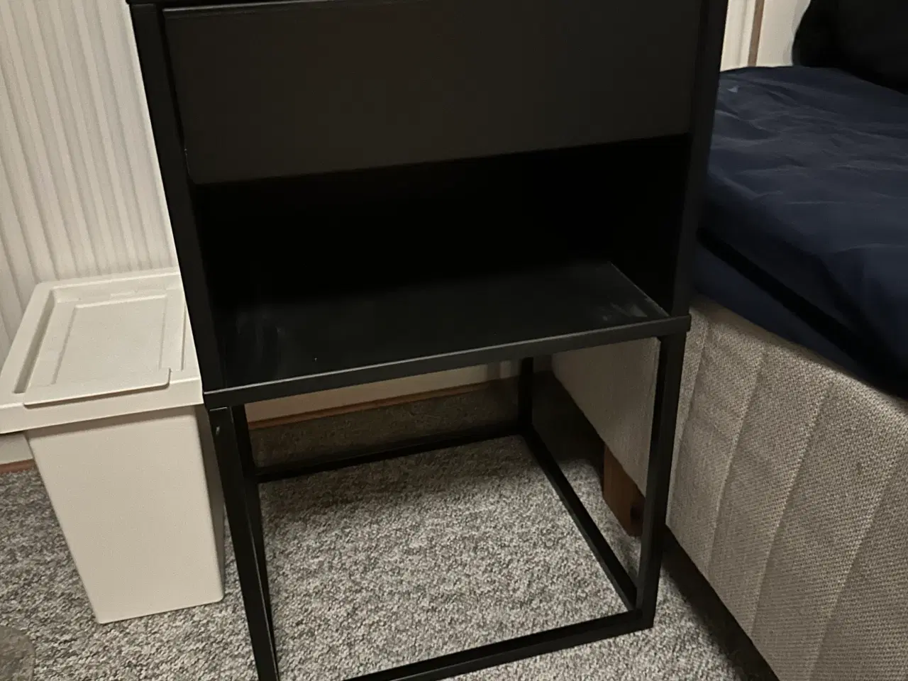Billede 1 - Fint sort sengebord med skuffe sælges