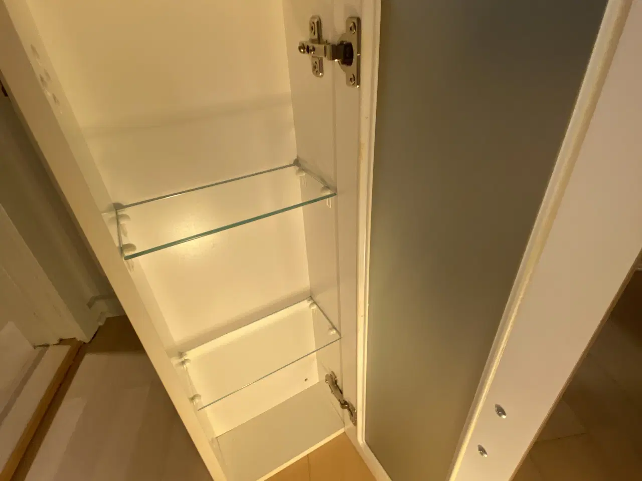 Billede 3 - Badeværelses skab til opbevaring