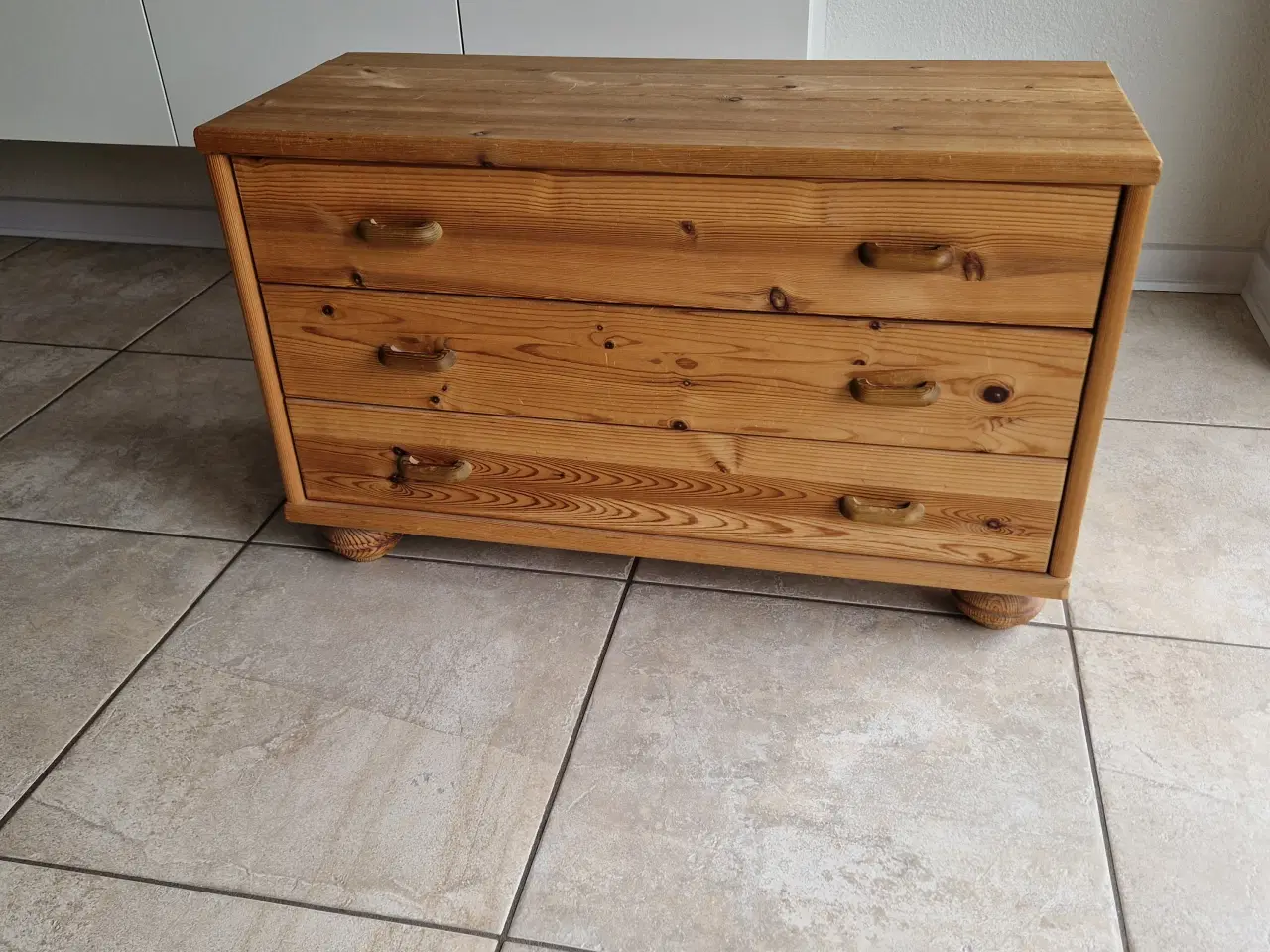 Billede 1 - Lille kommode med tre skuffer