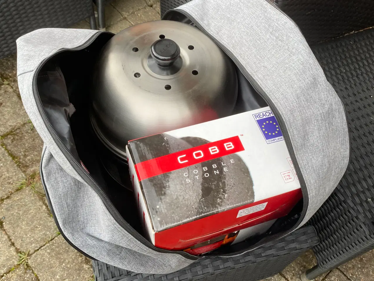 Billede 2 - Cobb gril med låg, 2 pakker briketter, taske