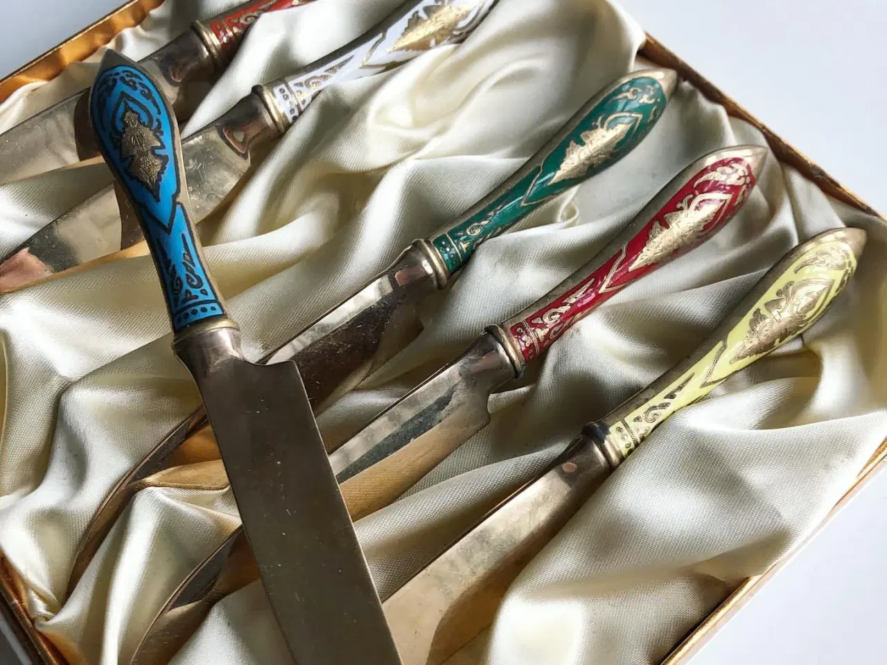 Billede 2 - Frugtknive af messing med emalje, Siam, 6 stk samlet