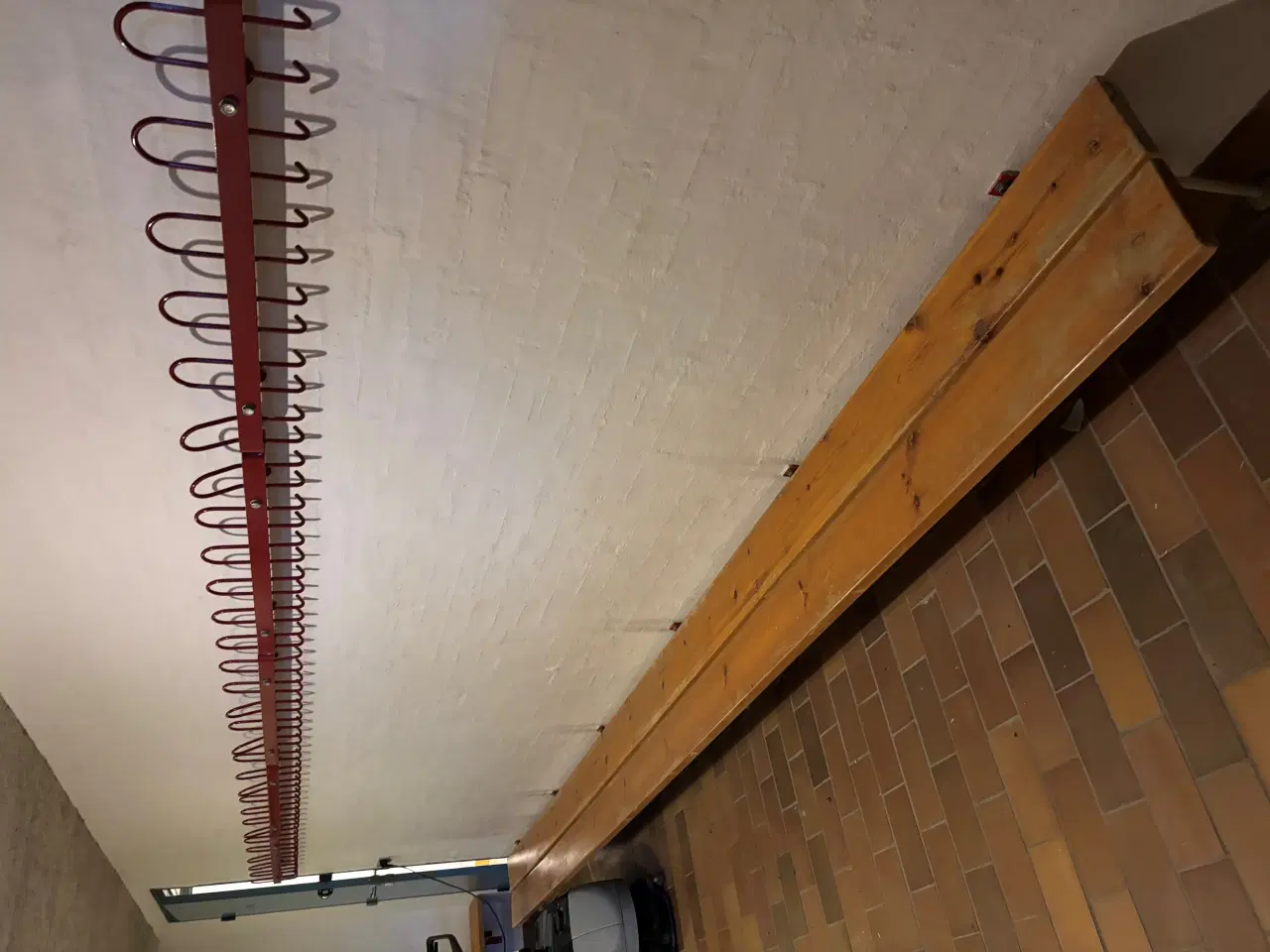 Billede 2 - bænke og knagerækker til omkladningsrum ca 20 m