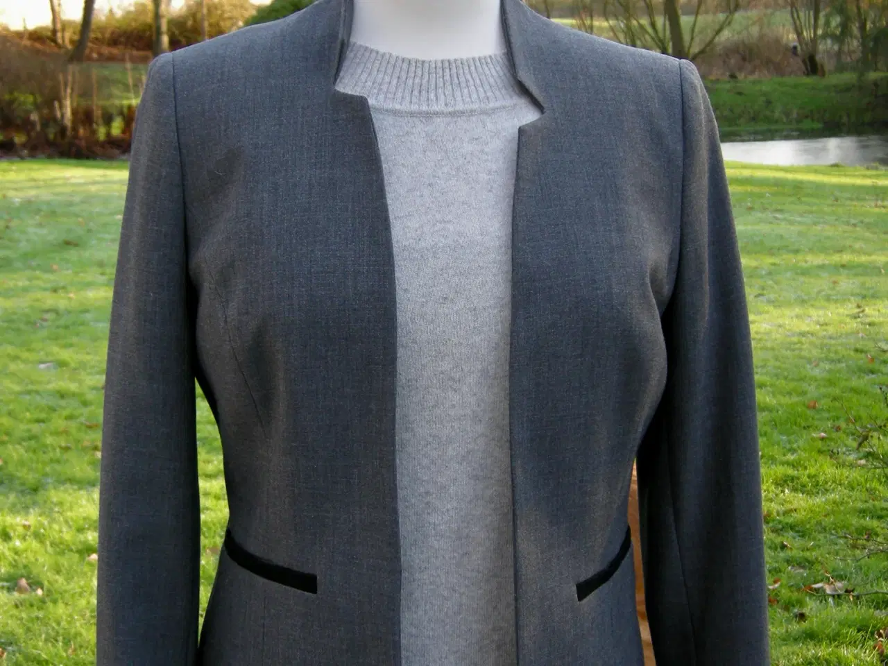 Billede 1 - Figursyet blazer fra CANDA STR. 38, Mellemgrå 